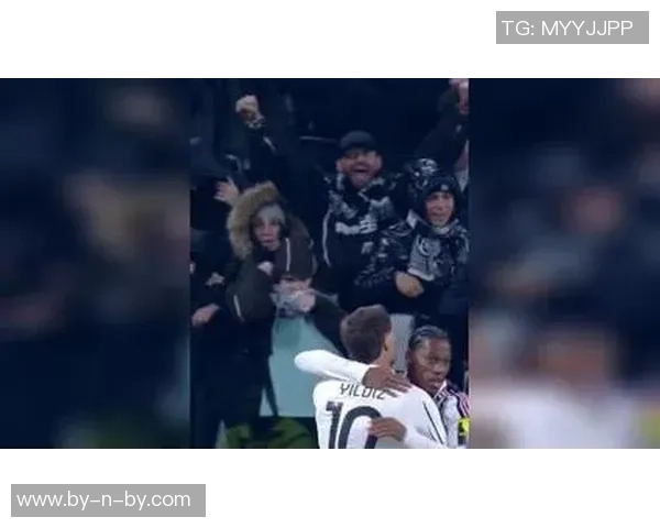 足球明星意外遭粉丝求婚现场感人瞬间引发全场欢呼与感动 足球明星意外遭粉丝求婚现场感人瞬间引发全场欢呼与感动